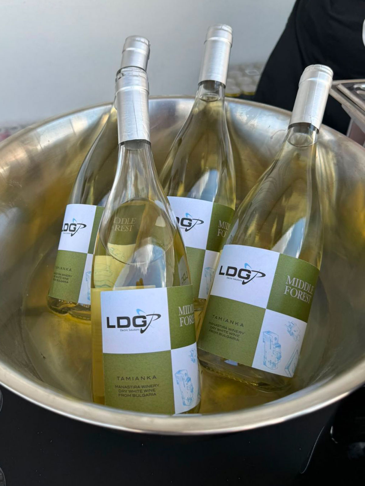Бутилки бяло вино от Manastira Winery с логото на LDG, корпоративни подаръци за вашата компания